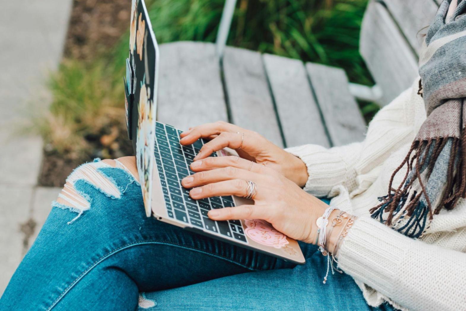 Online-Workshop-Setting mit Bildschirm und Notizen