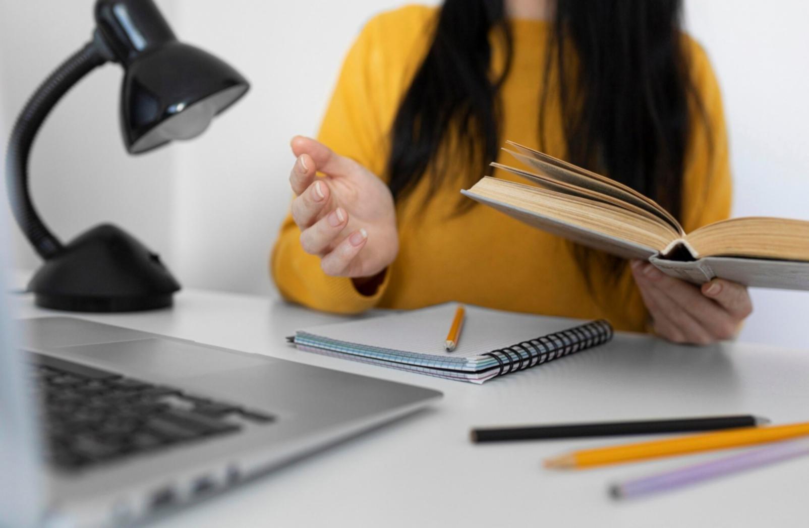 Frühe Arbeitsphase bei pilentariq mit Dokumenten und Laptop